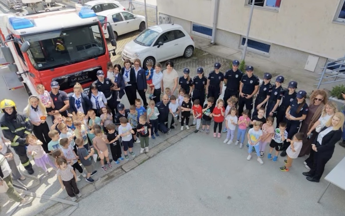 👮‍♂️ Дружење са херојима нашег детињства – у посети полицајцима и ватрогасцима